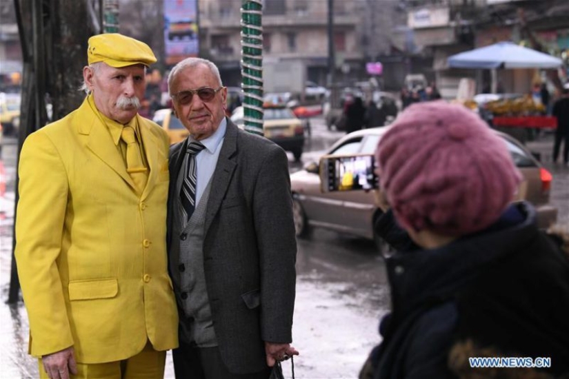 El color del ambiente es amarillo: este anciano sirio ha estado usando ropa de un solo tono durante 35 años El color del ambiente es amarillo: este anciano sirio ha estado usando ropa de un solo tono durante 35 años