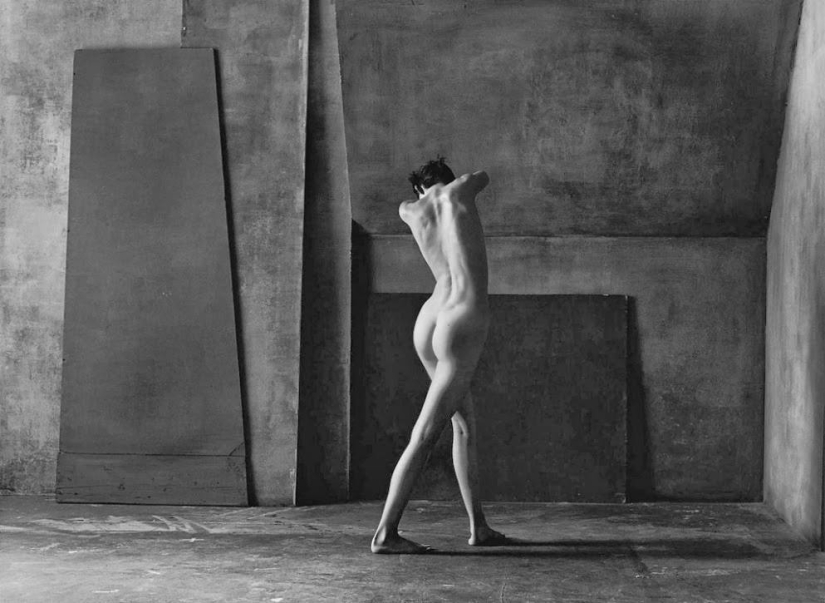 El cuerpo femenino y la geometría en la obra del fotógrafo Christian Coigny El cuerpo femenino y la geometría en la obra del fotógrafo Christian Coigny