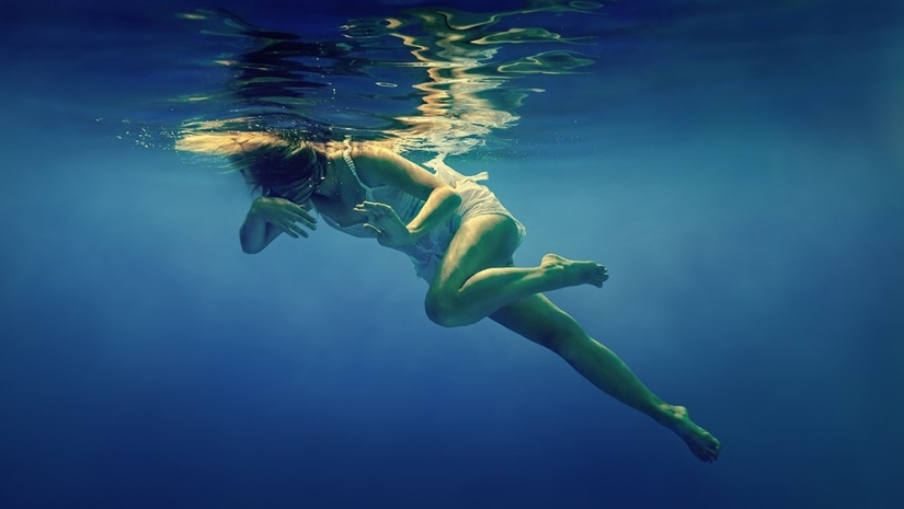 El elemento agua y la belleza del cuerpo femenino en las fotografías de Dmitry Laudin