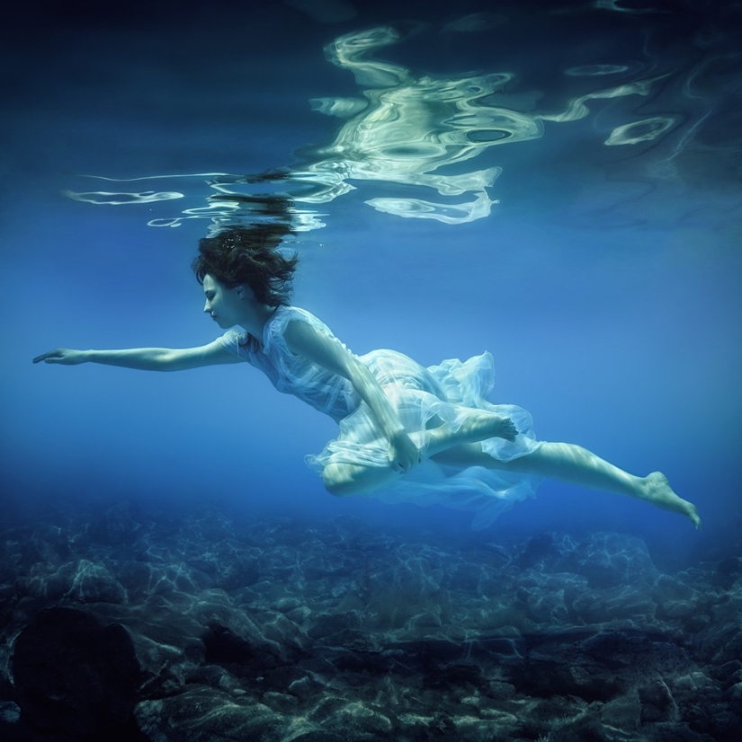 El elemento agua y la belleza del cuerpo femenino en las fotografías de Dmitry Laudin