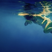 El elemento agua y la belleza del cuerpo femenino en las fotografías de Dmitry Laudin