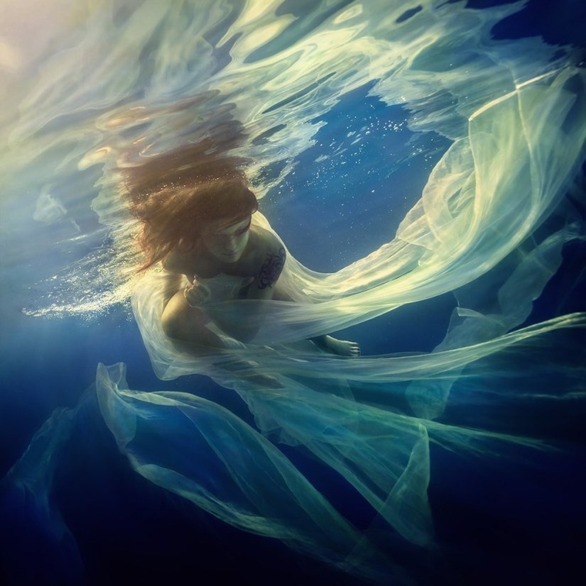 El elemento agua y la belleza del cuerpo femenino en las fotografías de Dmitry Laudin