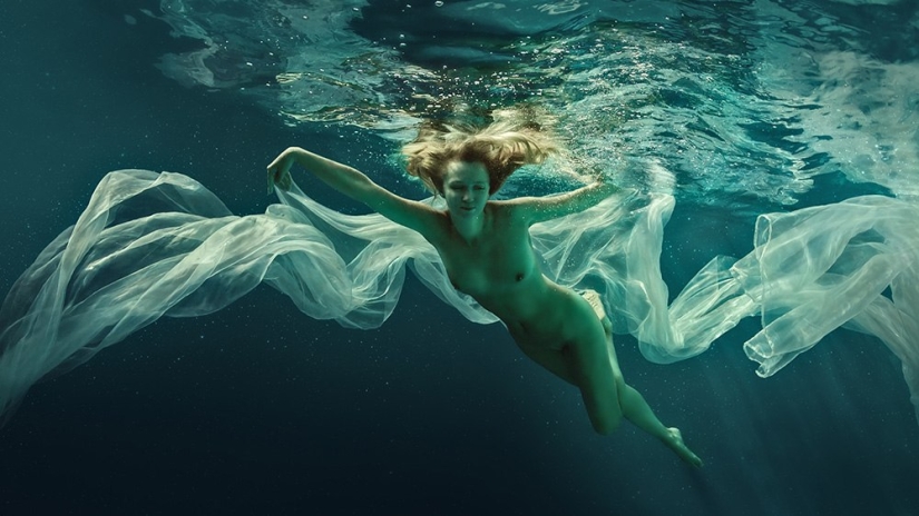 El elemento agua y la belleza del cuerpo femenino en las fotografías de Dmitry Laudin