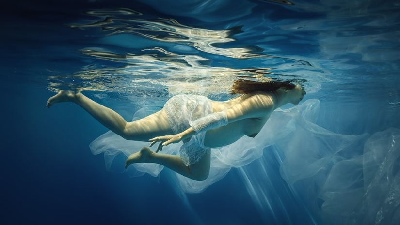 El elemento agua y la belleza del cuerpo femenino en las fotografías de Dmitry Laudin