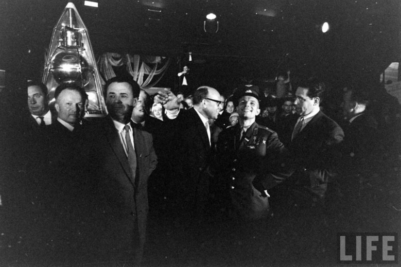 "El espacio está llamando a todo el mundo! Y llamada. Cómo vechnyy Zov" (Yuri Gagarin) "El espacio está llamando a todo el mundo! Y llamada. Cómo vechnyy Zov" (Yuri Gagarin)