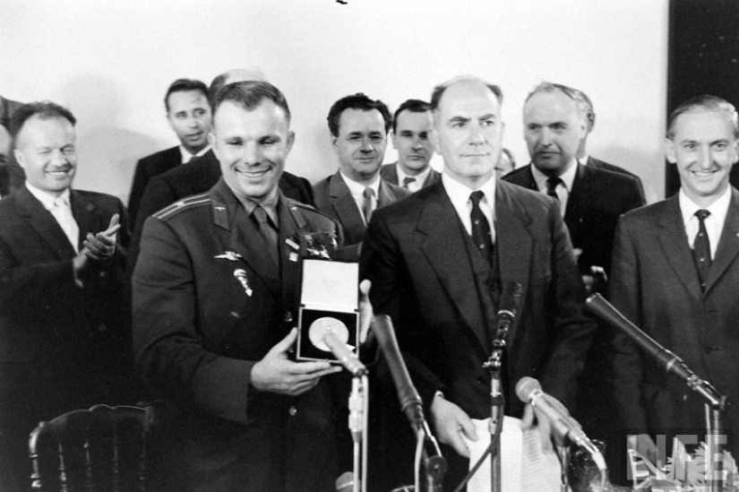 "El espacio está llamando a todo el mundo! Y llamada. Cómo vechnyy Zov" (Yuri Gagarin) "El espacio está llamando a todo el mundo! Y llamada. Cómo vechnyy Zov" (Yuri Gagarin)