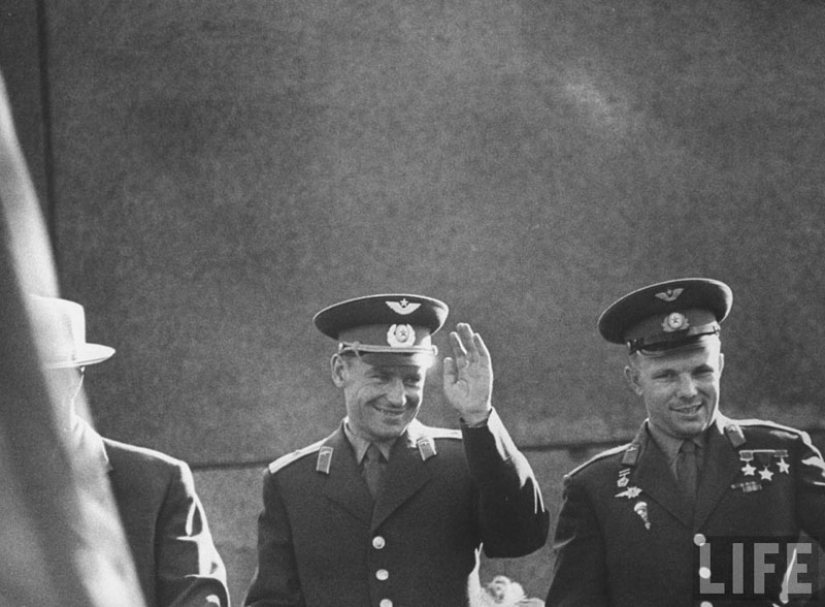 "El espacio está llamando a todo el mundo! Y llamada. Cómo vechnyy Zov" (Yuri Gagarin) "El espacio está llamando a todo el mundo! Y llamada. Cómo vechnyy Zov" (Yuri Gagarin)