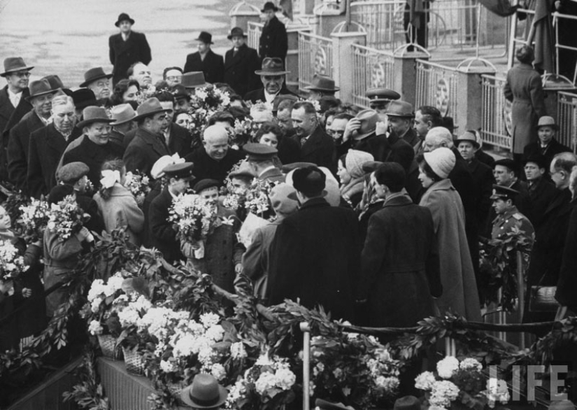 "El espacio está llamando a todo el mundo! Y llamada. Cómo vechnyy Zov" (Yuri Gagarin) "El espacio está llamando a todo el mundo! Y llamada. Cómo vechnyy Zov" (Yuri Gagarin)