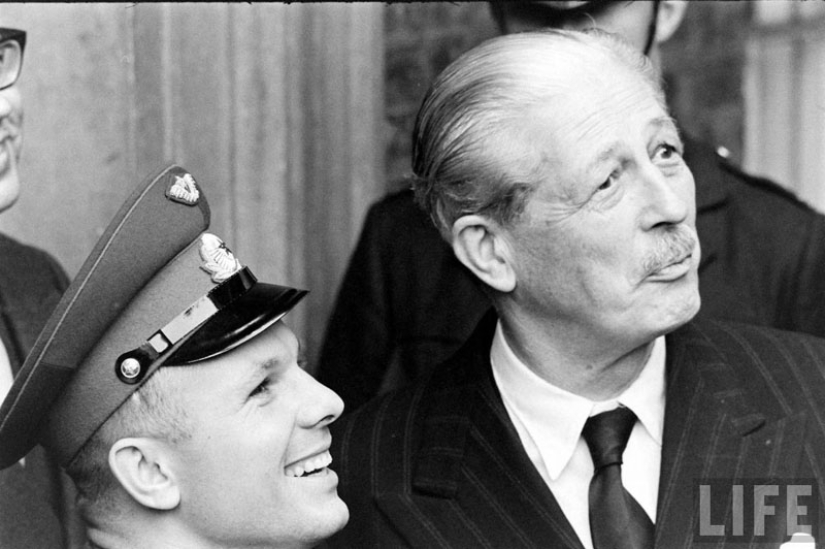 "El espacio está llamando a todo el mundo! Y llamada. Cómo vechnyy Zov" (Yuri Gagarin) "El espacio está llamando a todo el mundo! Y llamada. Cómo vechnyy Zov" (Yuri Gagarin)