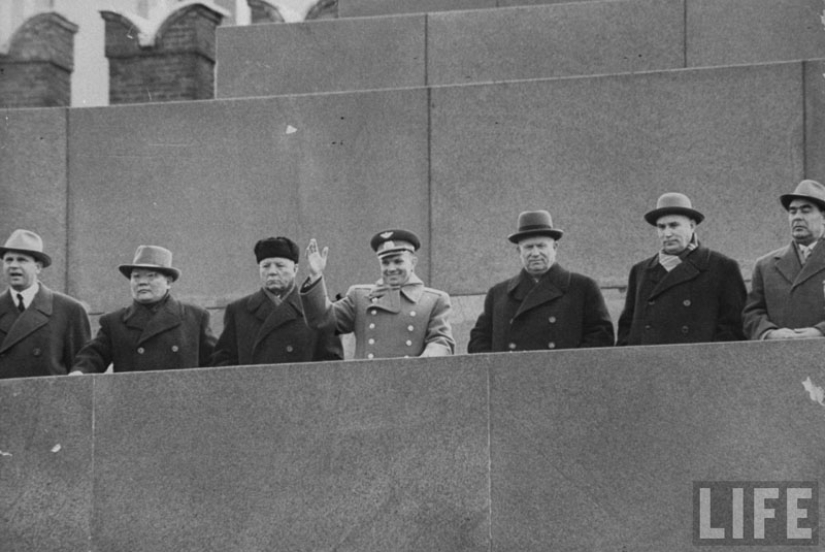 "El espacio está llamando a todo el mundo! Y llamada. Cómo vechnyy Zov" (Yuri Gagarin) "El espacio está llamando a todo el mundo! Y llamada. Cómo vechnyy Zov" (Yuri Gagarin)