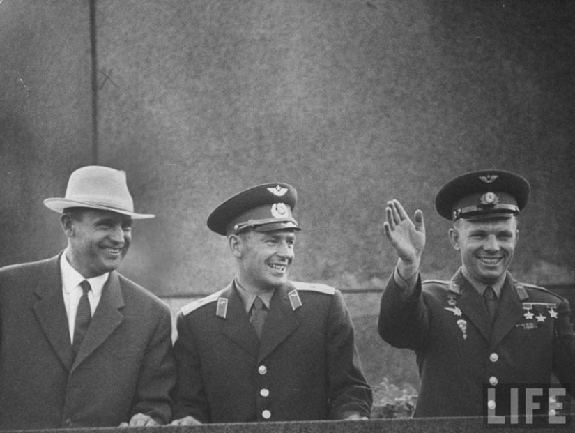 "El espacio está llamando a todo el mundo! Y llamada. Cómo vechnyy Zov" (Yuri Gagarin) "El espacio está llamando a todo el mundo! Y llamada. Cómo vechnyy Zov" (Yuri Gagarin)