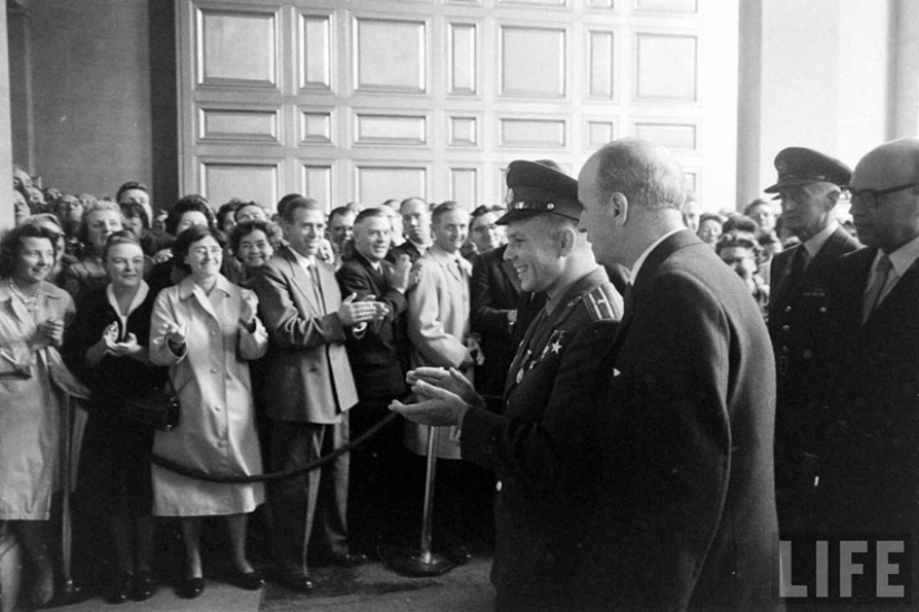 "El espacio está llamando a todo el mundo! Y llamada. Cómo vechnyy Zov" (Yuri Gagarin) "El espacio está llamando a todo el mundo! Y llamada. Cómo vechnyy Zov" (Yuri Gagarin)