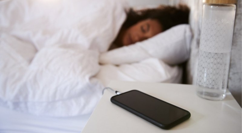 El experto explicó por qué es imposible para cargar su smartphone durante la noche