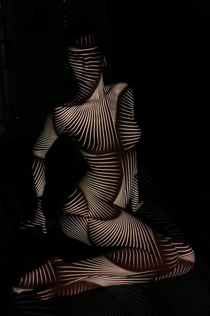 El fotógrafo francés vistió a sus modelos de luz, sombra y nada más