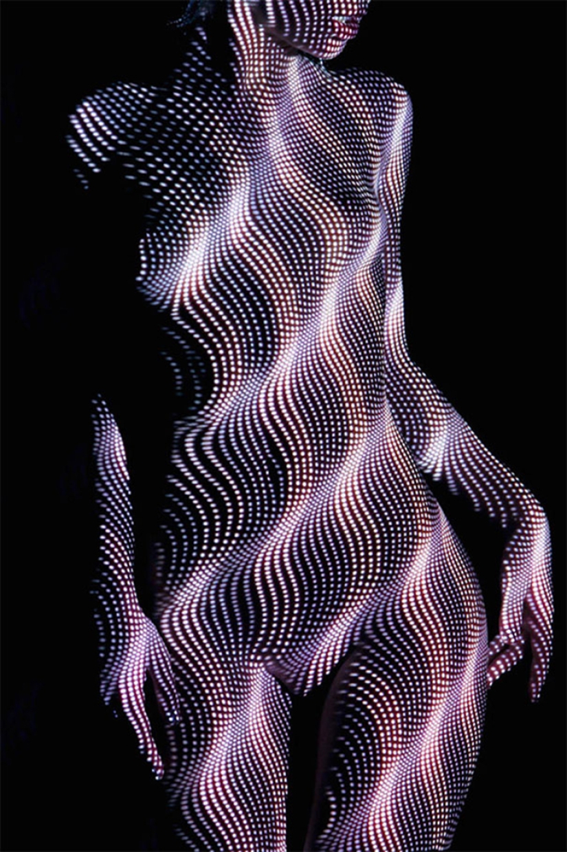 El fotógrafo francés vistió a sus modelos de luz, sombra y nada más