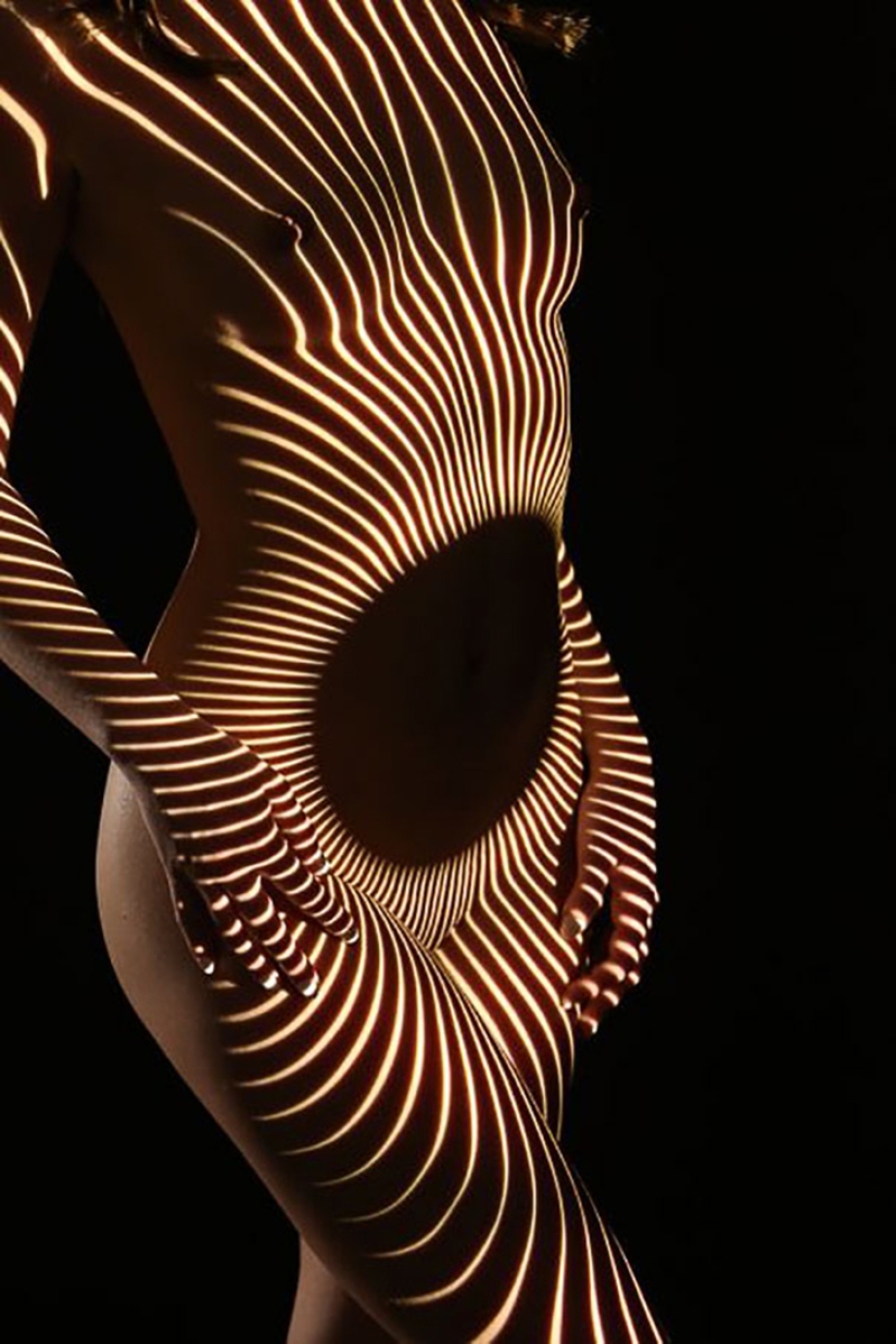 El fotógrafo francés vistió a sus modelos de luz, sombra y nada más