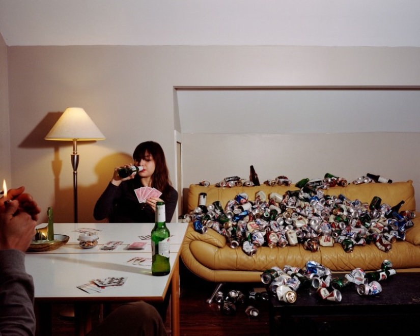 El fotógrafo llenó los apartamentos de los amigos con basura para mostrar lo que estamos haciendo con el planeta