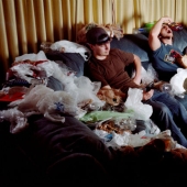 El fotógrafo llenó los apartamentos de los amigos con basura para mostrar lo que estamos haciendo con el planeta