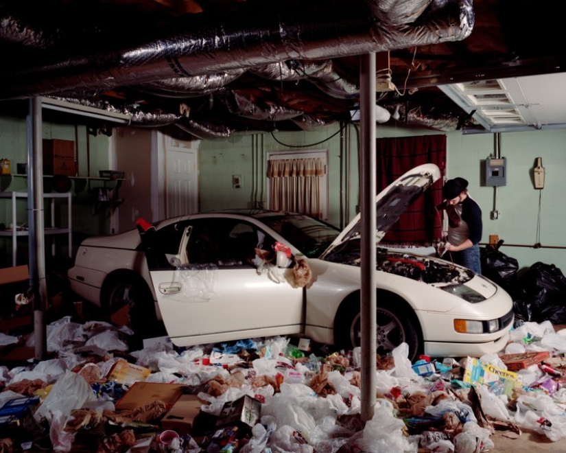 El fotógrafo llenó los apartamentos de los amigos con basura para mostrar lo que estamos haciendo con el planeta