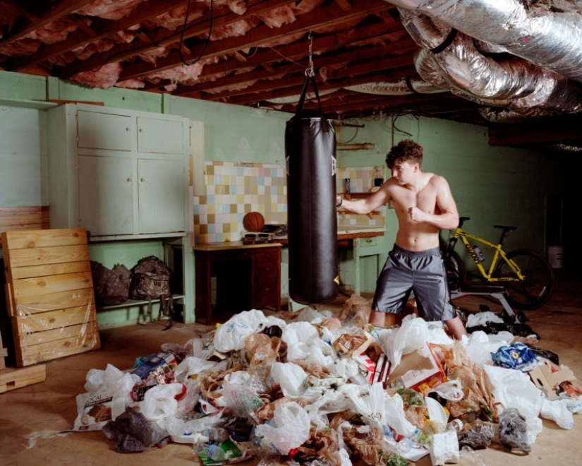 El fotógrafo llenó los apartamentos de los amigos con basura para mostrar lo que estamos haciendo con el planeta