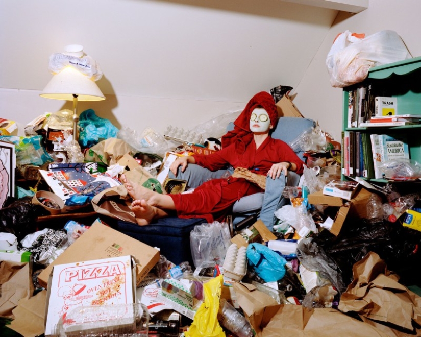 El fotógrafo llenó los apartamentos de los amigos con basura para mostrar lo que estamos haciendo con el planeta