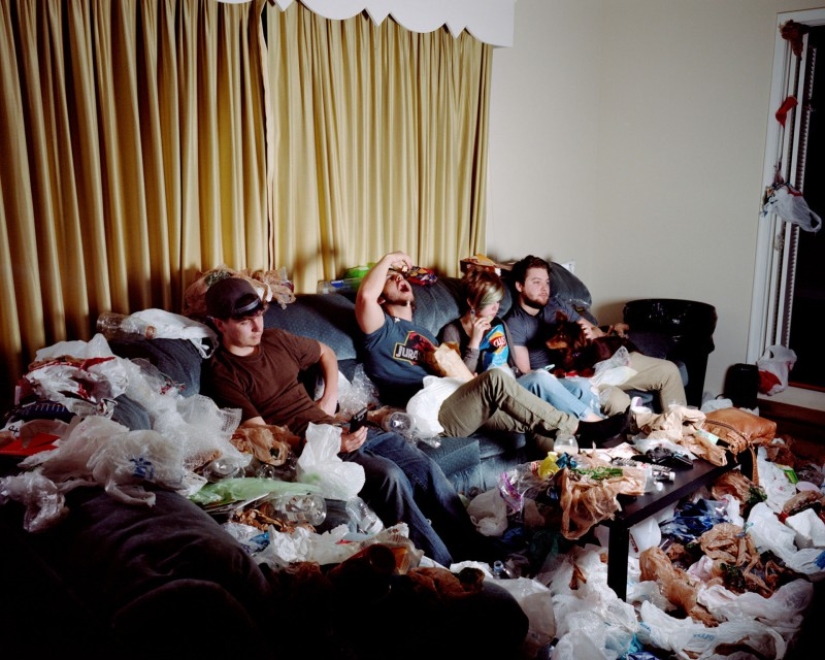 El fotógrafo llenó los apartamentos de los amigos con basura para mostrar lo que estamos haciendo con el planeta
