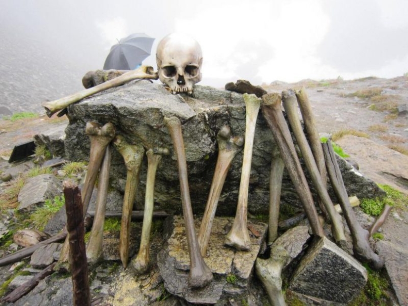 El lago Roopkund del Himalaya es un cementerio de 500 personas, que guarda su secreto El lago Roopkund del Himalaya es un cementerio de 500 personas, que guarda su secreto