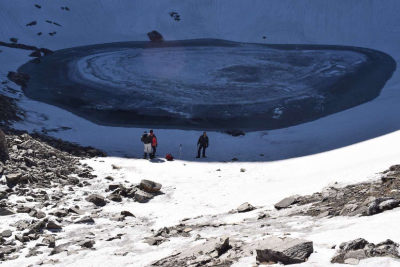 El lago Roopkund del Himalaya es un cementerio de 500 personas, que guarda su secreto El lago Roopkund del Himalaya es un cementerio de 500 personas, que guarda su secreto