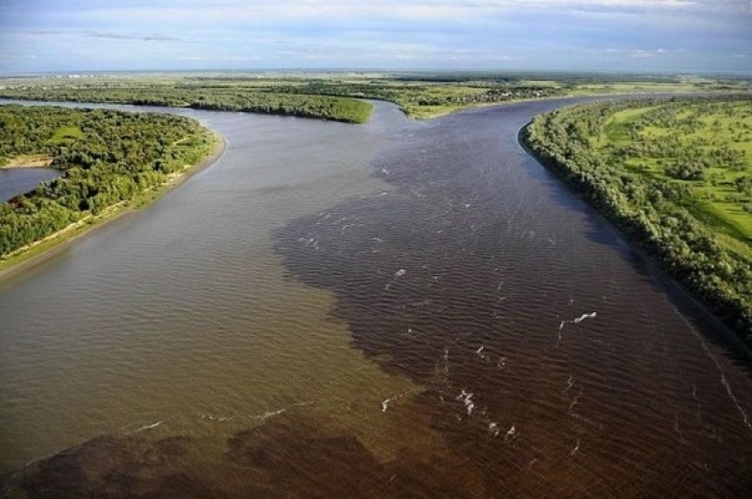 El milagro descrito en el Corán: 16 lugares donde se pueden ver los límites entre los embalses