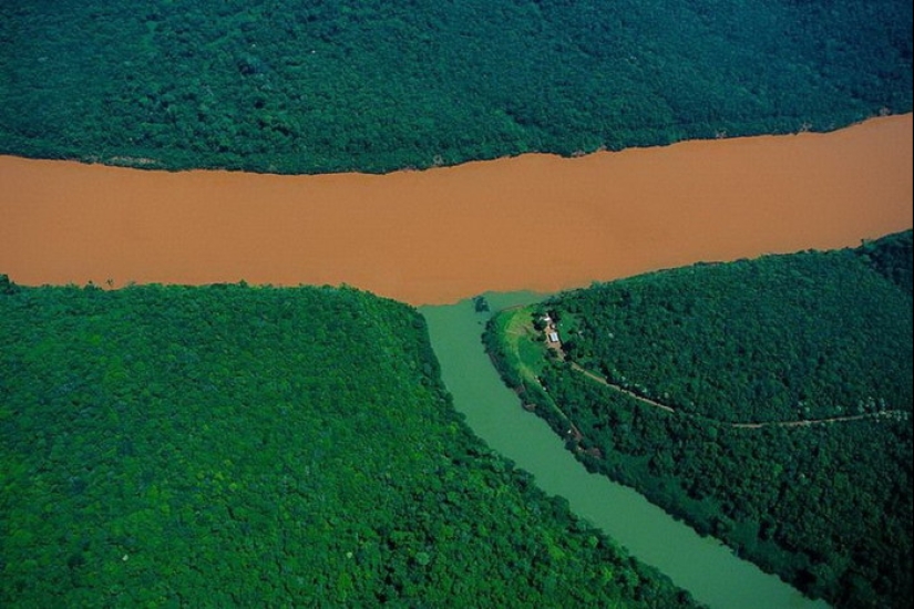 El milagro descrito en el Corán: 16 lugares donde se pueden ver los límites entre los embalses