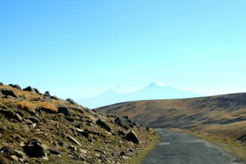 El misterio del anómalo monte Aragats armenio, donde los objetos ruedan hacia arriba El misterio del anómalo monte Aragats armenio, donde los objetos ruedan hacia arriba
