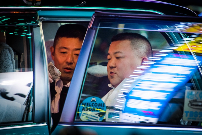 El mundo de los taxistas nocturnos perfectos en Tokio
