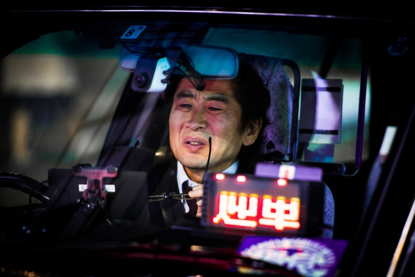 El mundo de los taxistas nocturnos perfectos en Tokio