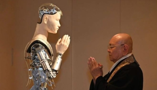 El progreso ha llegado lejos: un robot predicador trabaja en un templo japonés