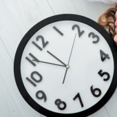 El psicólogo contó por qué la gente se acuesta tarde