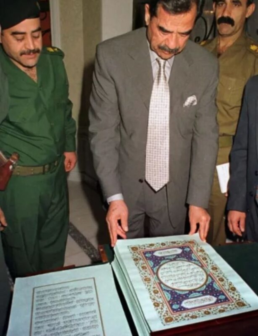 El secreto del " Corán Sangriento—: un libro escrito con la sangre de Saddam Hussein El secreto del " Corán Sangriento—: un libro escrito con la sangre de Saddam Hussein