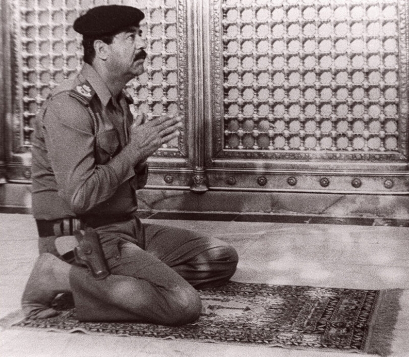 El secreto del " Corán Sangriento—: un libro escrito con la sangre de Saddam Hussein El secreto del " Corán Sangriento—: un libro escrito con la sangre de Saddam Hussein