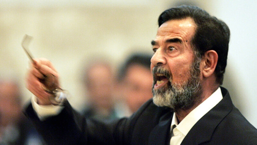 El secreto del " Corán Sangriento—: un libro escrito con la sangre de Saddam Hussein El secreto del " Corán Sangriento—: un libro escrito con la sangre de Saddam Hussein