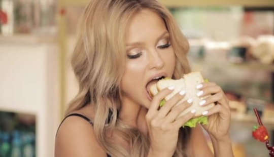 Ella mastica - Los clientes pagan: Impactante tendencia "Bird" en OnlyFans