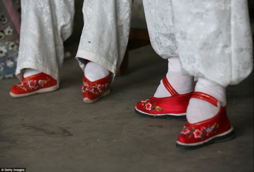 En el pueblo de "Bound Feet" viven las últimas mujeres chinas que sufren de una antigua tradición cruel