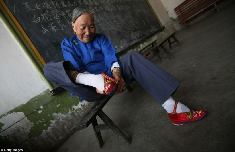 En el pueblo de "Bound Feet" viven las últimas mujeres chinas que sufren de una antigua tradición cruel