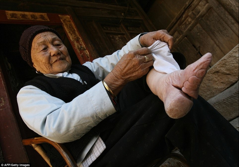 En el pueblo de "Bound Feet" viven las últimas mujeres chinas que sufren de una antigua tradición cruel