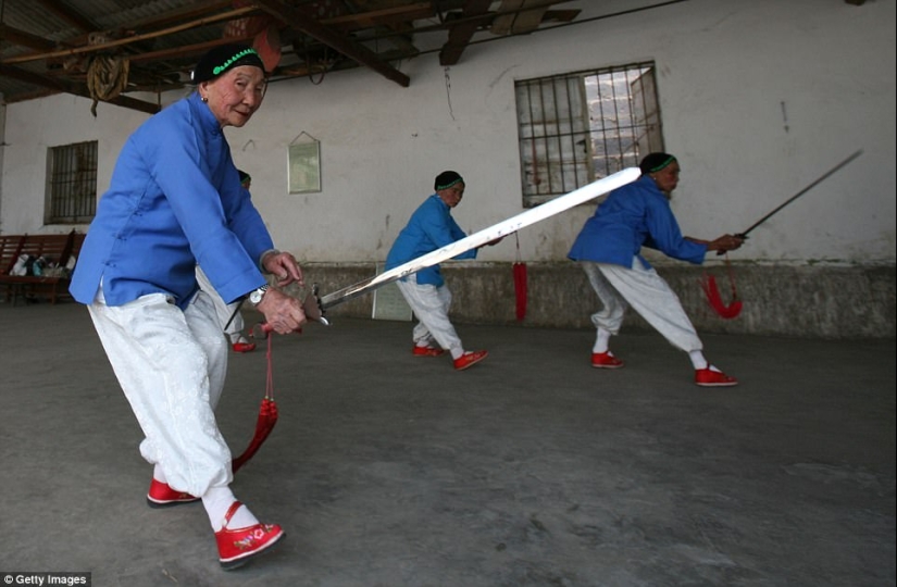 En el pueblo de "Bound Feet" viven las últimas mujeres chinas que sufren de una antigua tradición cruel