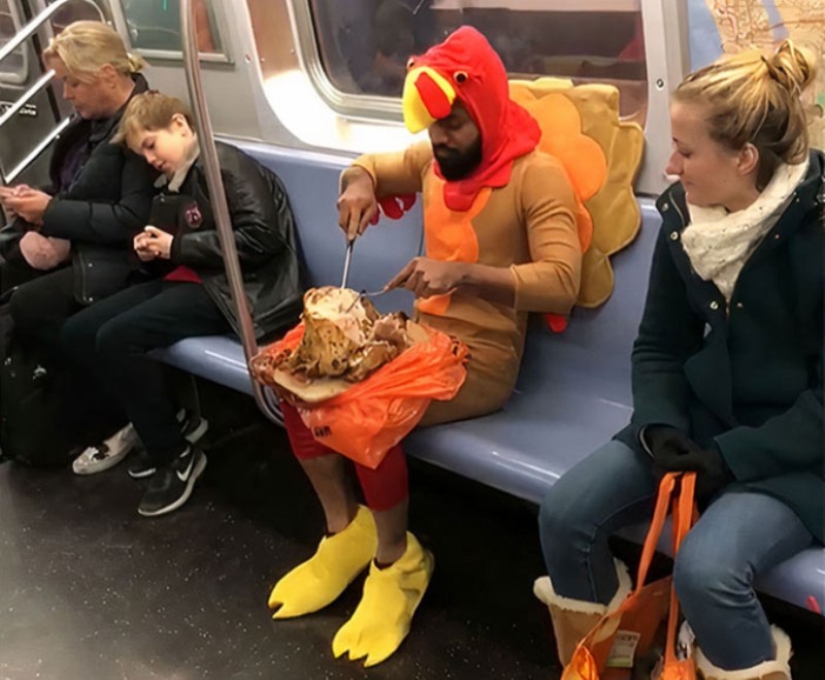 Encuentros inusuales en el metro: amantes de la moda, excéntricos y gente simplemente interesante. Encuentros inusuales en el metro: amantes de la moda, excéntricos y gente simplemente interesante.
