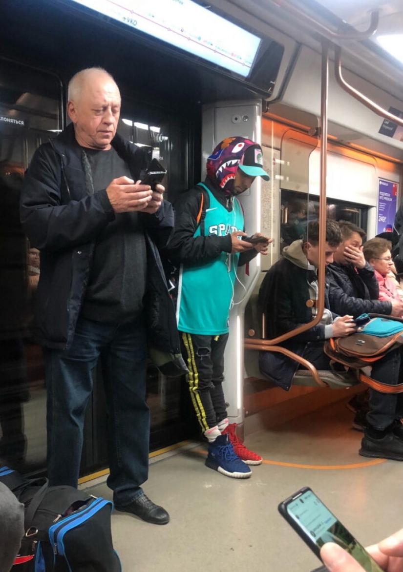 Encuentros inusuales en el metro: amantes de la moda, excéntricos y gente simplemente interesante. Encuentros inusuales en el metro: amantes de la moda, excéntricos y gente simplemente interesante.