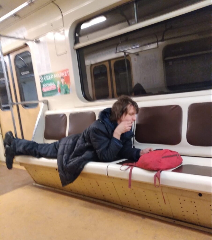 Encuentros inusuales en el metro: amantes de la moda, excéntricos y gente simplemente interesante. Encuentros inusuales en el metro: amantes de la moda, excéntricos y gente simplemente interesante.