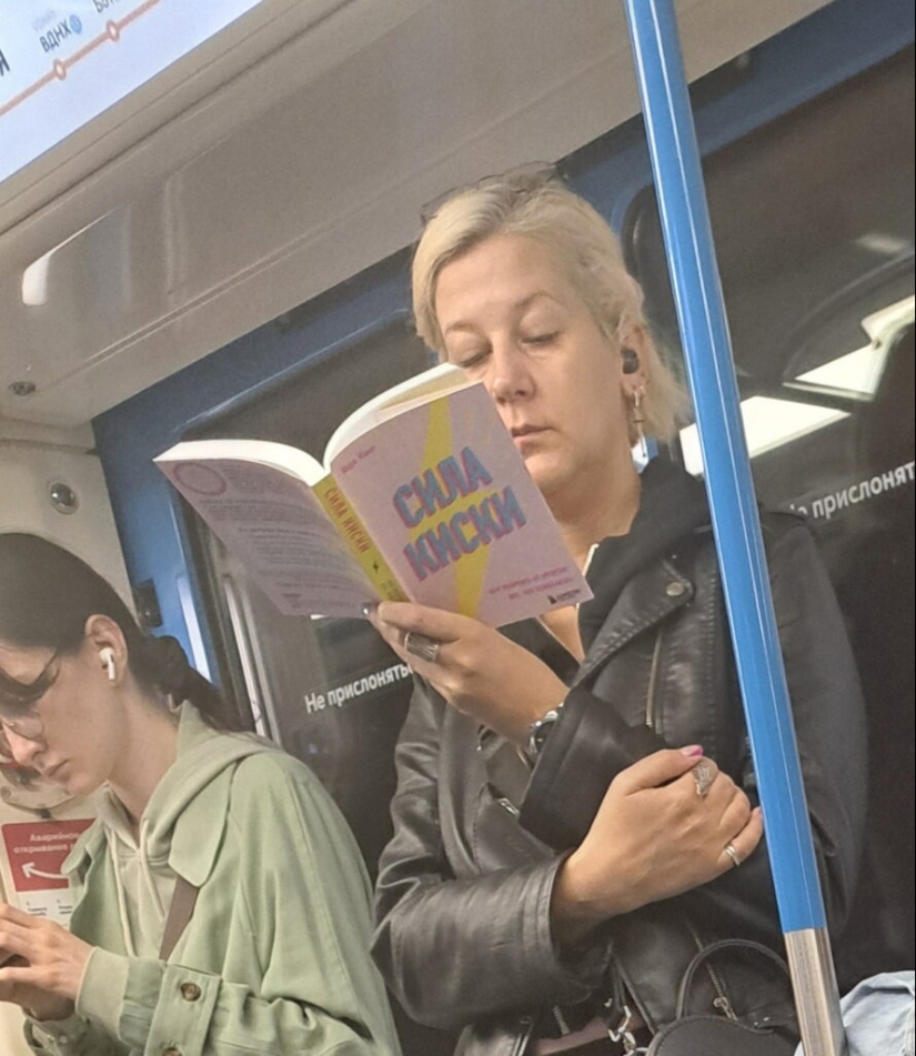 Encuentros inusuales en el metro: amantes de la moda, excéntricos y gente simplemente interesante. Encuentros inusuales en el metro: amantes de la moda, excéntricos y gente simplemente interesante.