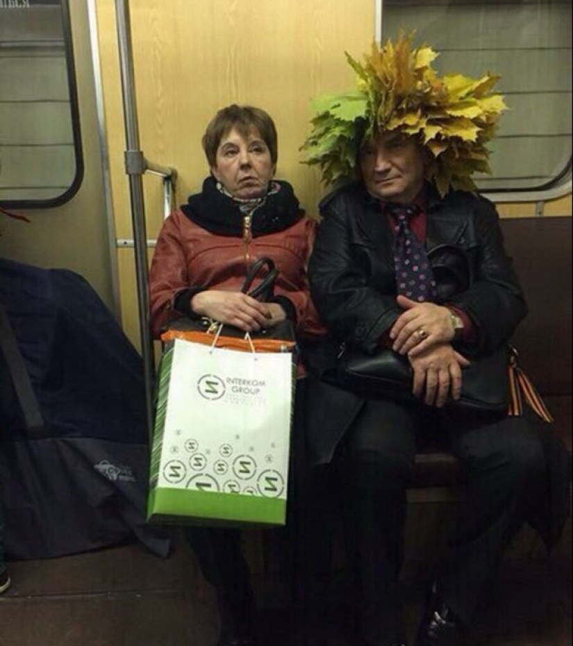 Encuentros inusuales en el metro: amantes de la moda, excéntricos y gente simplemente interesante. Encuentros inusuales en el metro: amantes de la moda, excéntricos y gente simplemente interesante.