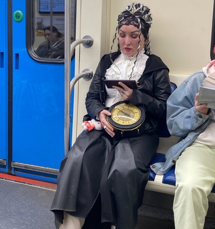 Encuentros inusuales en el metro: amantes de la moda, excéntricos y gente simplemente interesante. Encuentros inusuales en el metro: amantes de la moda, excéntricos y gente simplemente interesante.