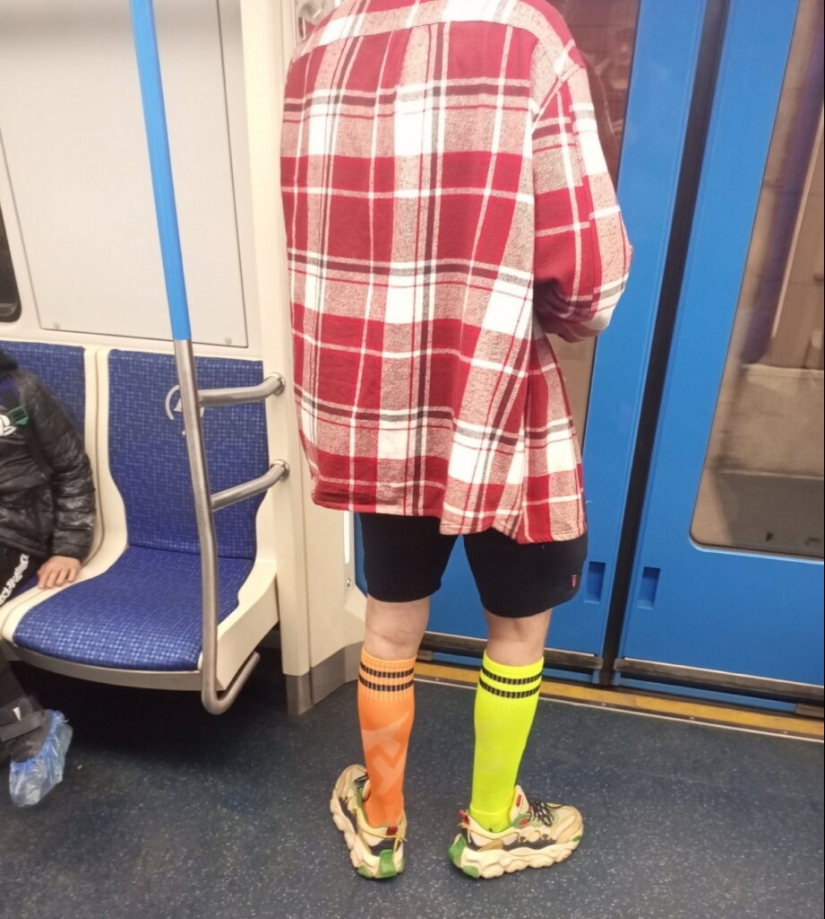 Encuentros inusuales en el metro: amantes de la moda, excéntricos y gente simplemente interesante. Encuentros inusuales en el metro: amantes de la moda, excéntricos y gente simplemente interesante.